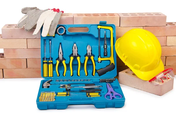 Concetto di costruzione con casco e toolkit — Foto Stock