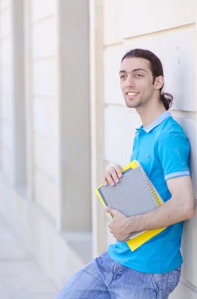 Student draußen bereitet sich auf Prüfungen vor — Stockfoto