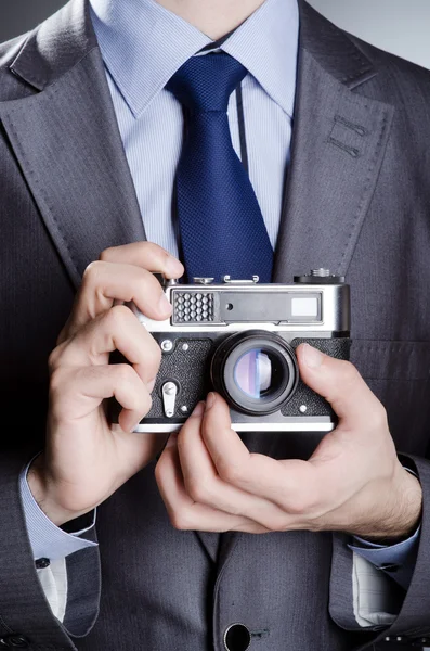 Fotograf man med vintage kamera — Stockfoto