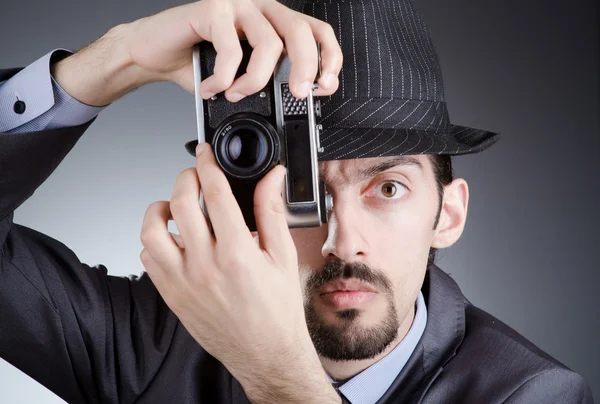Fotógrafo hombre con cámara vintage — Foto de Stock