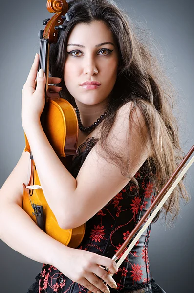 Violinista femenino contra fondo — Foto de Stock