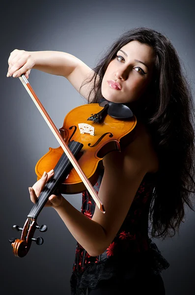 Violinista femenino contra fondo —  Fotos de Stock