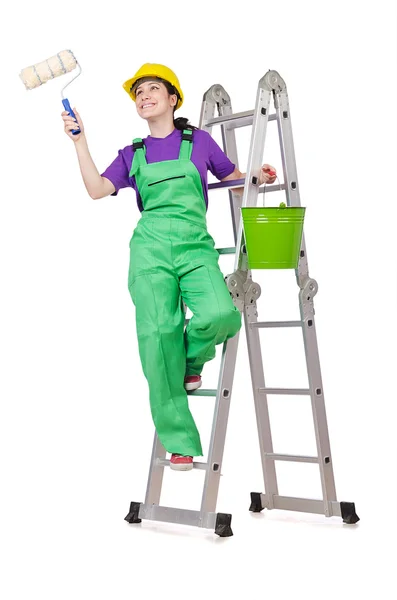 Женщина-работница, стоящая на лестнице — стоковое фото