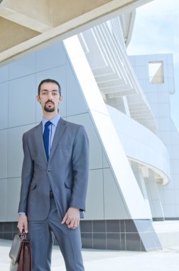 Sokakta genç işadamı