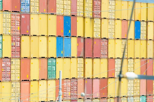 Montones de contenedores en el puerto de carga —  Fotos de Stock
