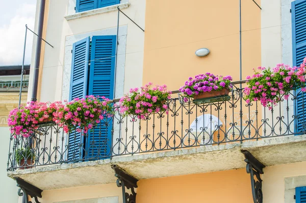 Bonito balcón con flores frescas —  Fotos de Stock