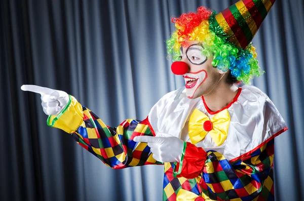 Lustiger Clown beim Studiodreh — Stockfoto