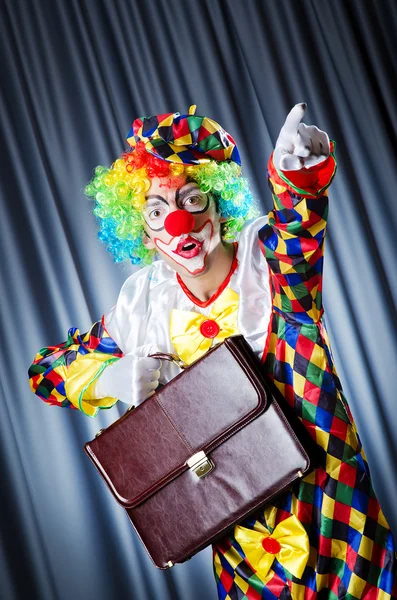 Clown avec mallette d'affaires — Photo