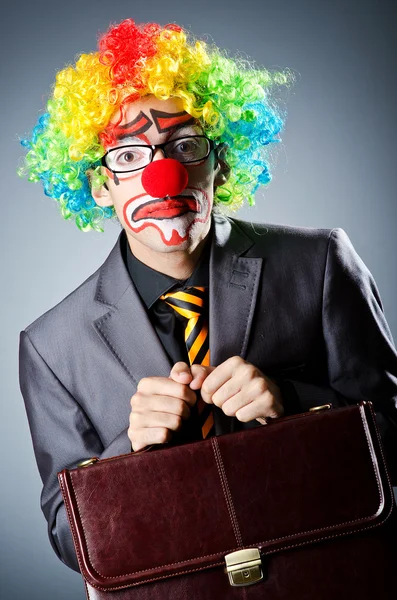 Affärsman med clown peruk och face paint — Stockfoto