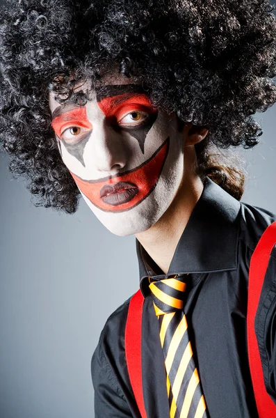 Zakenman met clown pruik en gezicht verf — Stockfoto