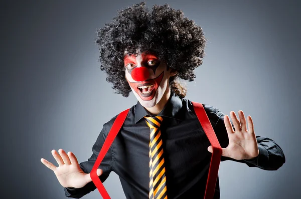Бизнесмен в клоунском парике и краске для лица — стоковое фото