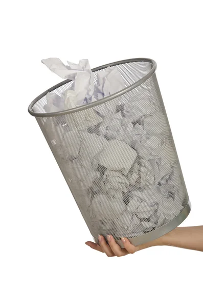 Руки зі сміттєвим баком з папером — стокове фото