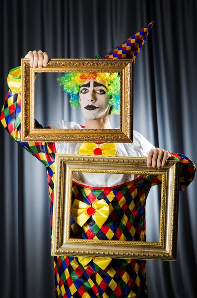 Clown med tavelramar i studio — Stockfoto