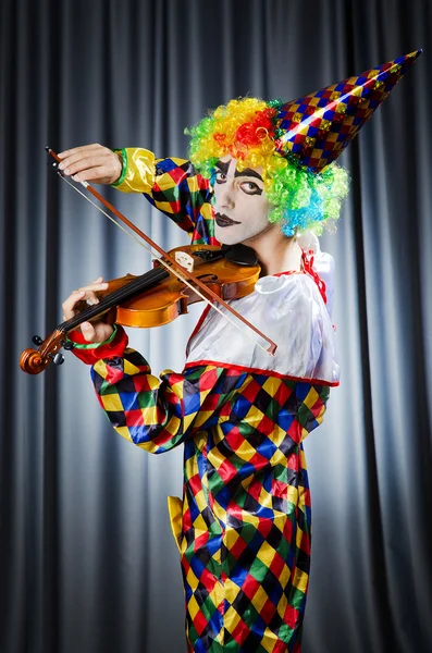 Payaso tocando en el violín —  Fotos de Stock