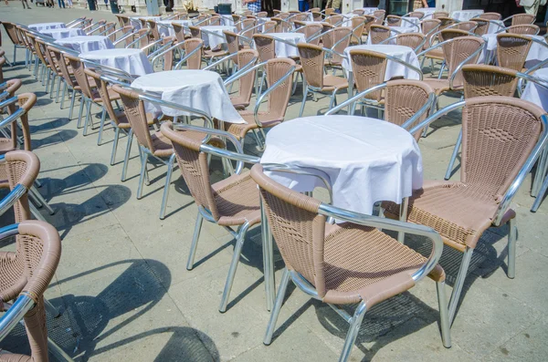 Mesas vacías de café callejero — Foto de Stock