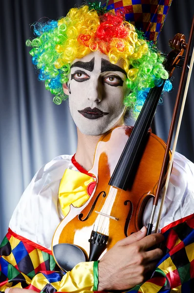 Clown spelar på fiol — Stockfoto