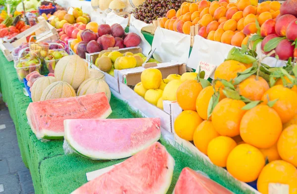 Groenten en fruit op de markt stal — Stockfoto