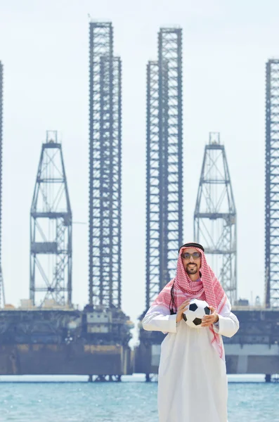 Arab s fotbal u moře — Stock fotografie