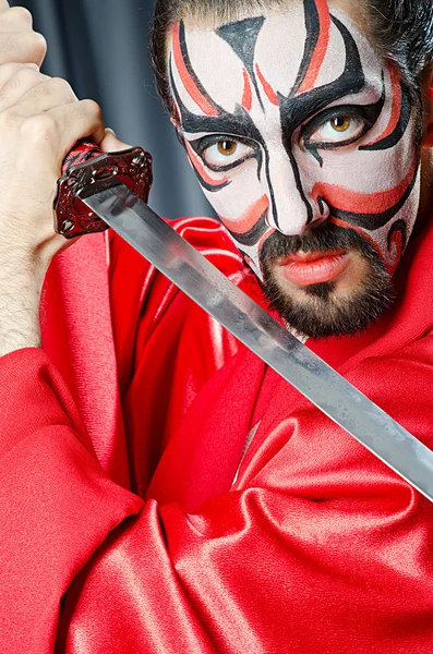 Muž s obličejovou masku a meč — Stock fotografie