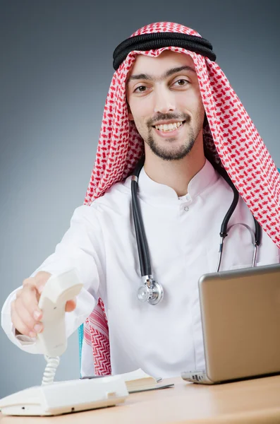 Arab orvos a kórházban dolgozó — Stock Fotó