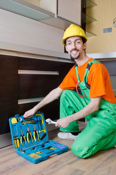 Riparatore che monta i mobili in cucina — Foto Stock