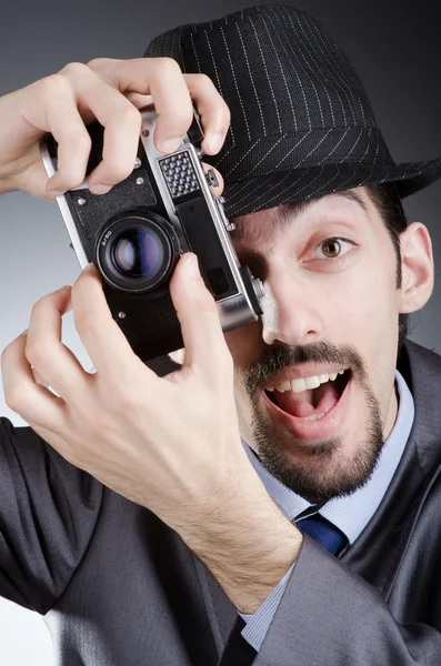 Fotógrafo hombre con cámara vintage — Foto de Stock