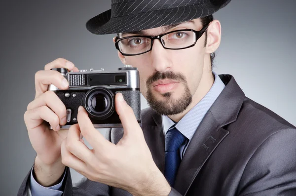 Fotografo uomo con fotocamera vintage — Foto Stock