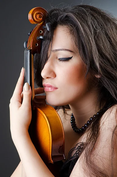 背景の女性ヴァイオリン奏者 — ストック写真