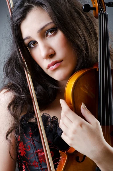 Violinista feminina contra fundo — Fotografia de Stock