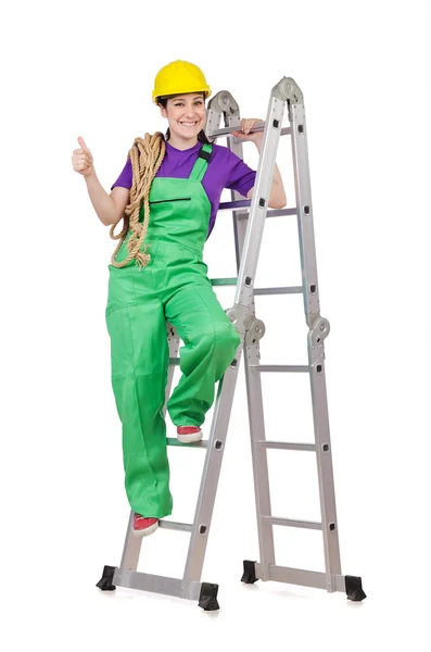 Vrouw werknemer permanent op ladder — Stockfoto