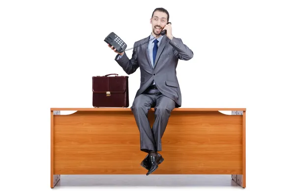 Homme d'affaires assis sur le bureau et parlant au téléphone — Photo