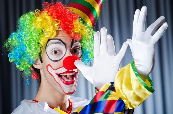 Grappige clown in studio schieten Stockfoto