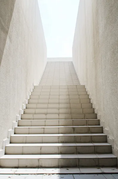 Długie schody z wielu kroków — Zdjęcie stockowe