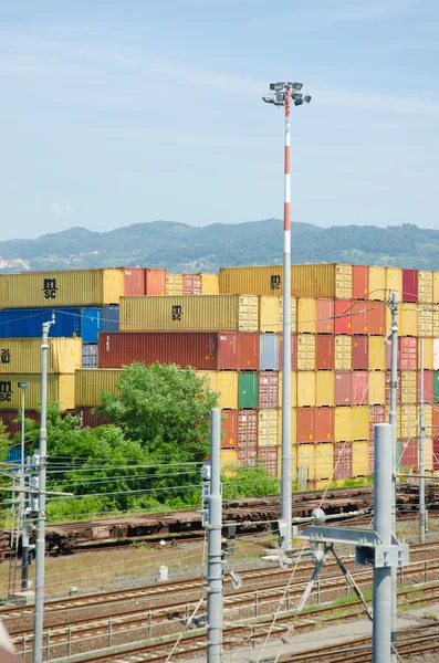 Pilhas de contentores no porto de carga — Fotografia de Stock