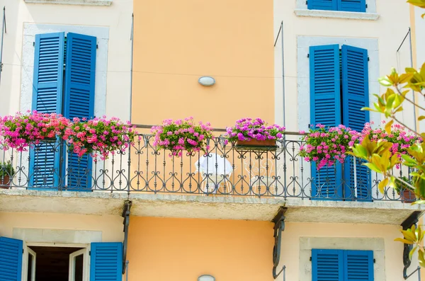 Bonito balcón con flores frescas —  Fotos de Stock