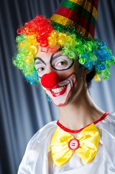 Grappige clown in studio schieten — Stockfoto