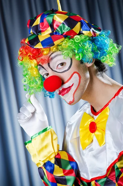 Lustiger Clown beim Studiodreh — Stockfoto