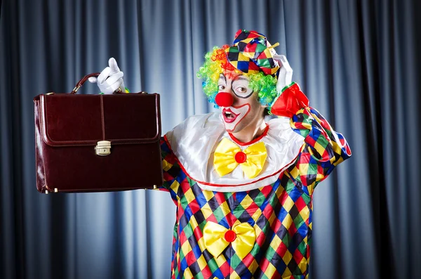 Clown met zakelijke aktetas — Stockfoto