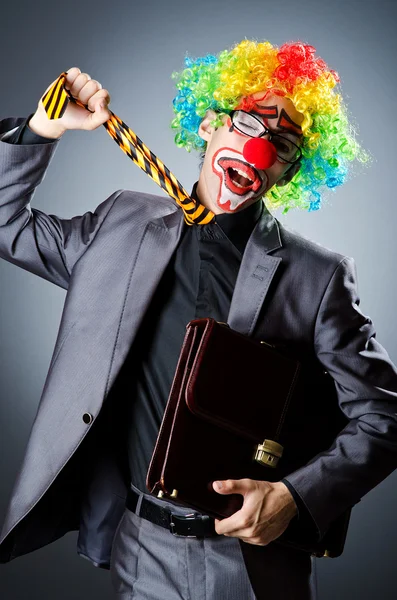 Podnikatel s klaunem paruku a líčidla — Stock fotografie