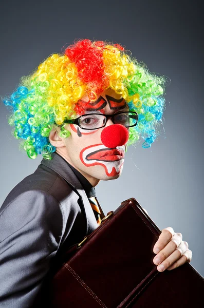 Homme d'affaires avec perruque de clown et peinture de visage — Photo