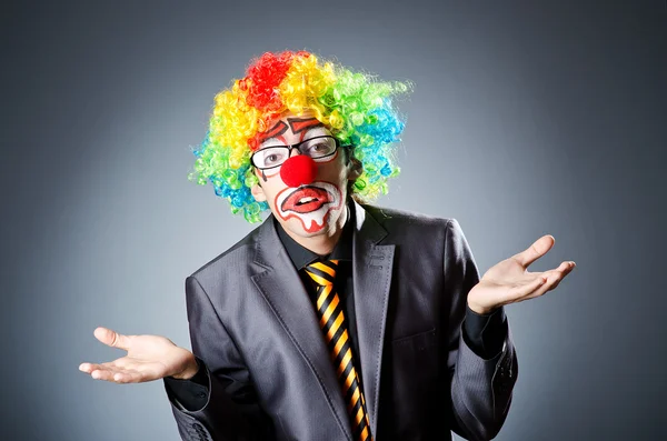 Affärsman med clown peruk och face paint — Stockfoto