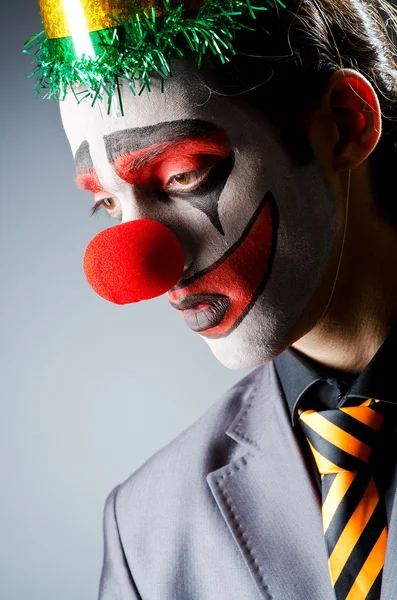Podnikatel s klaunem paruku a líčidla — Stock fotografie