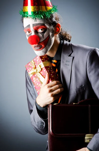 Бизнесмен в клоунском парике и краске для лица — стоковое фото