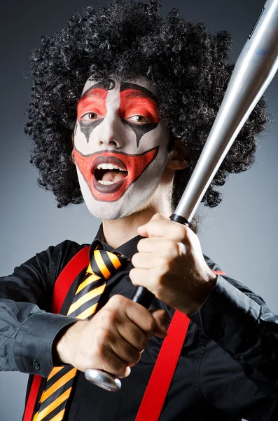 Zabawny clown kijem w studio — Zdjęcie stockowe