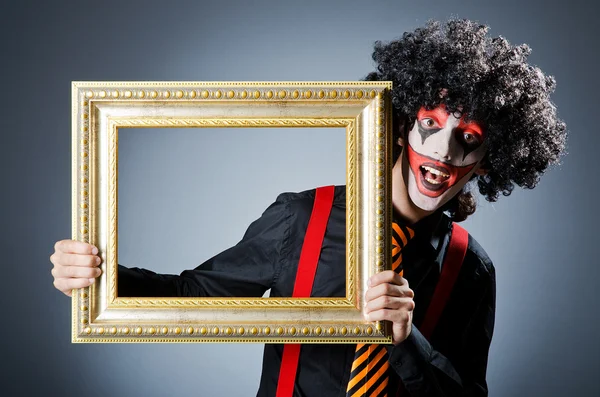 Клоун с рамками в студии — стоковое фото