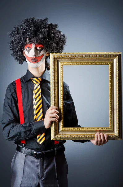 Clown avec cadres photo en studio — Photo