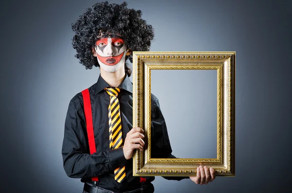 Clown med tavelramar i studio — Stockfoto