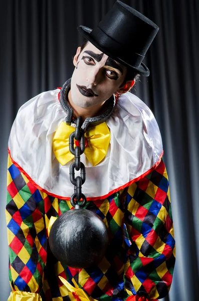 Clown mit Fußfesseln im Studio — Stockfoto