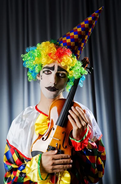 Clown playing on the violin — Stock Photo, Image