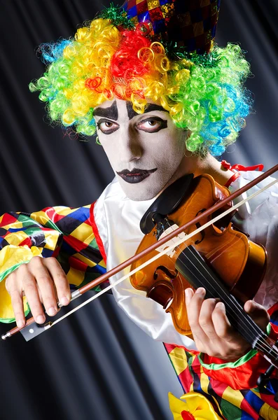 Bohóc a hegedűn játszik — Stock Fotó